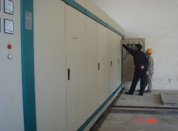 萬(wàn)邦永躍兩臺(tái)1200KVA岸電電源現(xiàn)場(chǎng)調(diào)試1.jpg 萬(wàn)邦永躍兩臺(tái)1200KVA岸電電源現(xiàn)場(chǎng)調(diào)試1.jpg